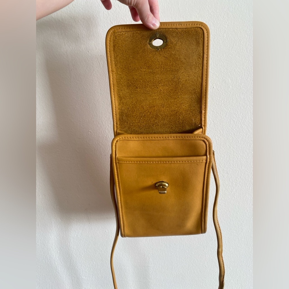 Vintage Coach Yellow Scooter Crossbody Bag (9893) - Picture 2 of 9